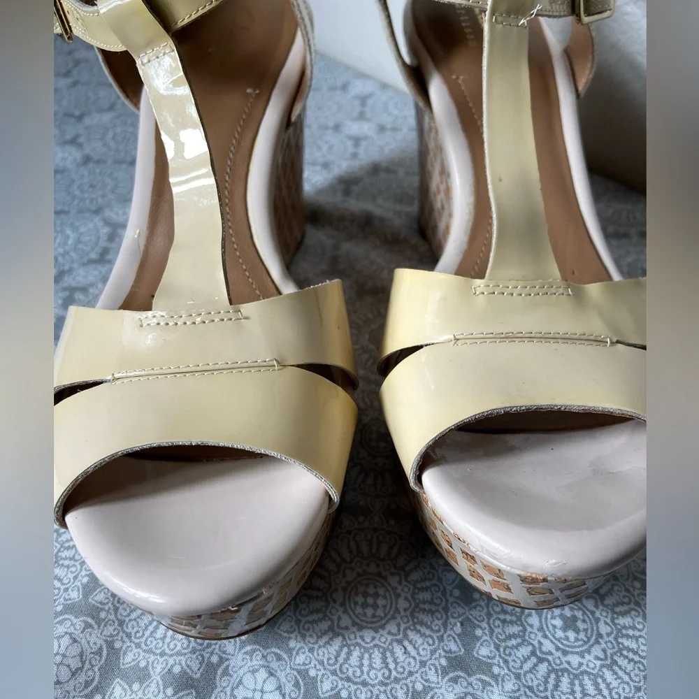Clarks Artisan~Amelia~Patent Leather~Open Toe~T-Strap~Buckle~Wedge~Sandal~Size 8